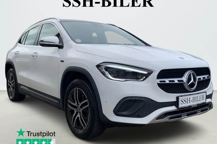 Hvid Mercedes GLA250 e fra 2021 set udefra
