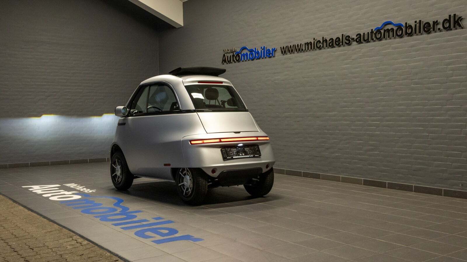 Grå Micro Microlino fra 2023 set udefra