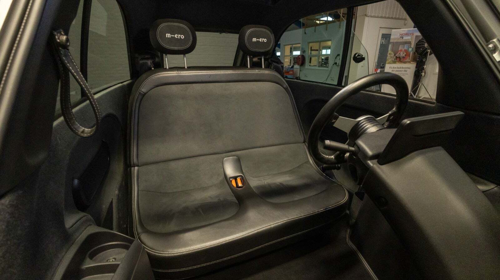 Grå Micro Microlino fra 2023 set indefra