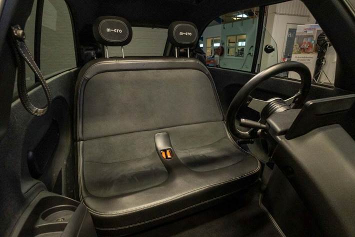 Grå Micro Microlino fra 2023 set indefra