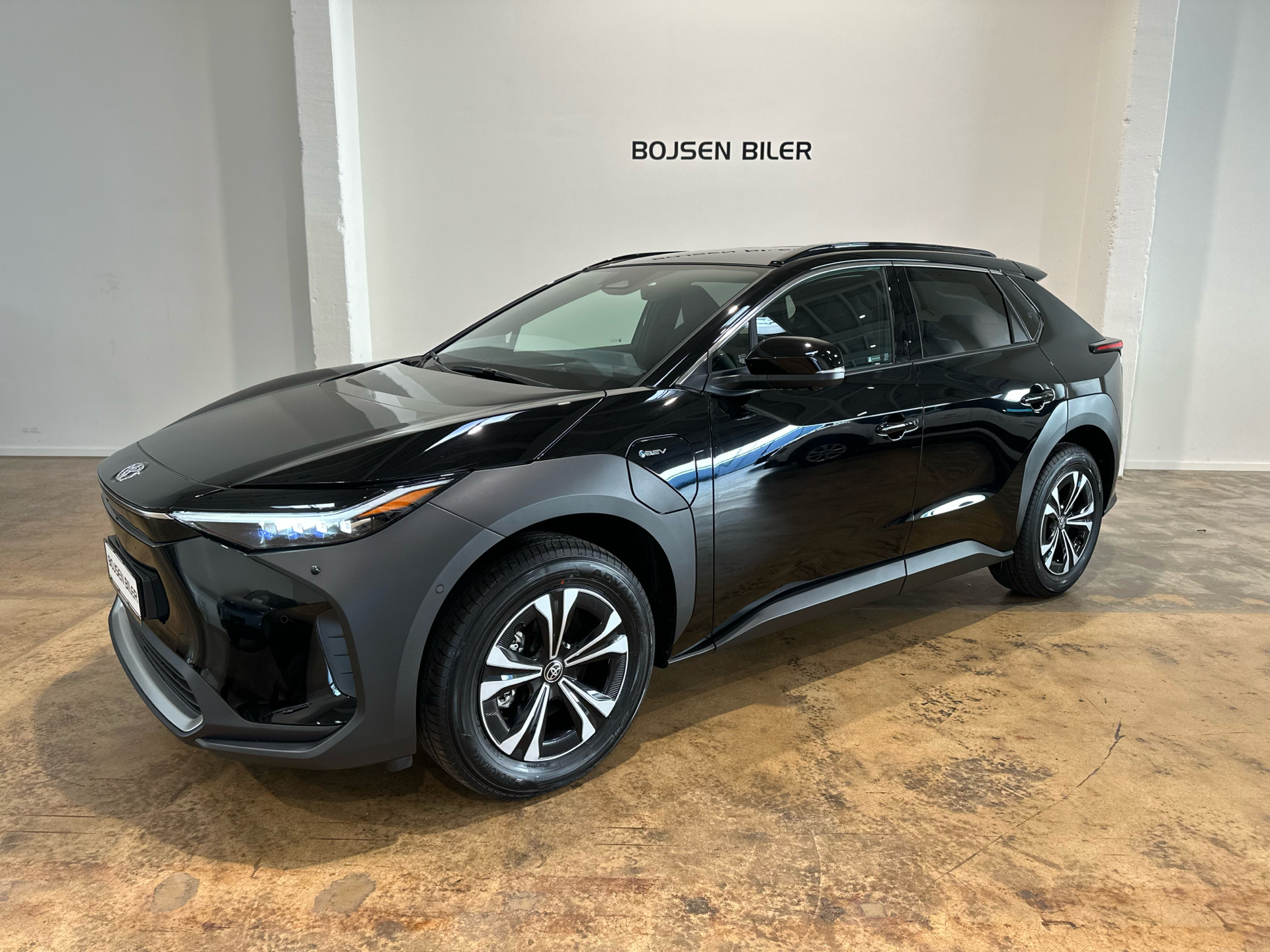 Sort Toyota BZ4X fra 2025 set udefra