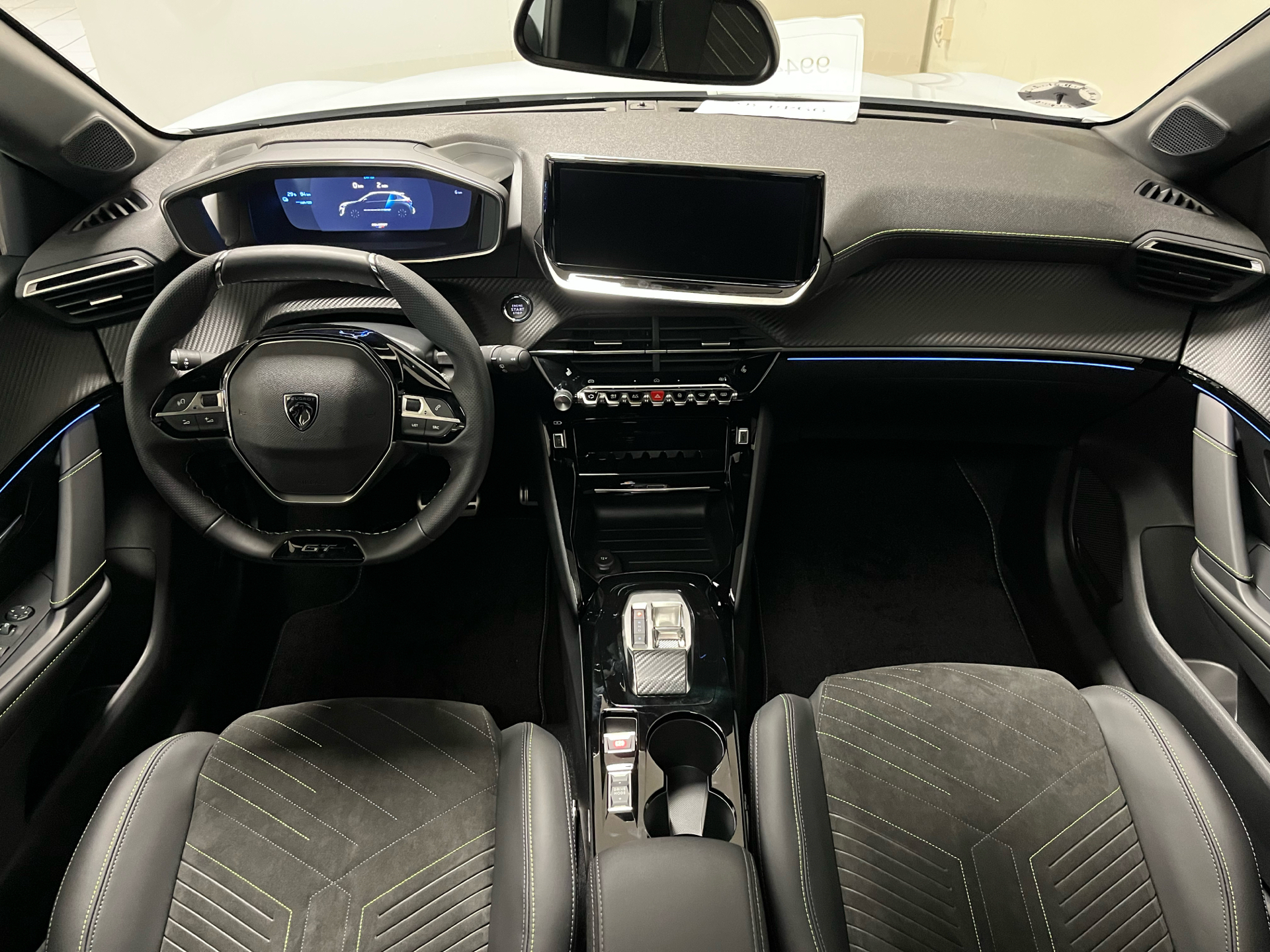 Hvid Peugeot e-208 fra 2025