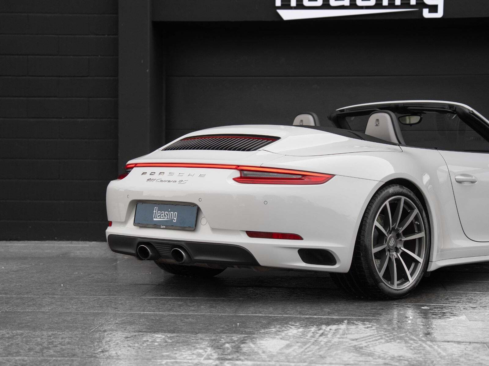 Hvid Porsche 911 Carrera 4S fra 2016 set udefra