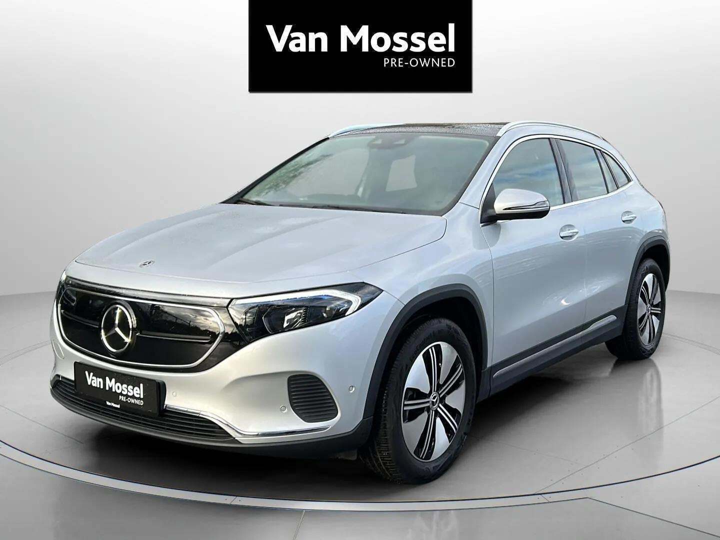 Sølv Mercedes EQA250+ fra 2024 set udefra