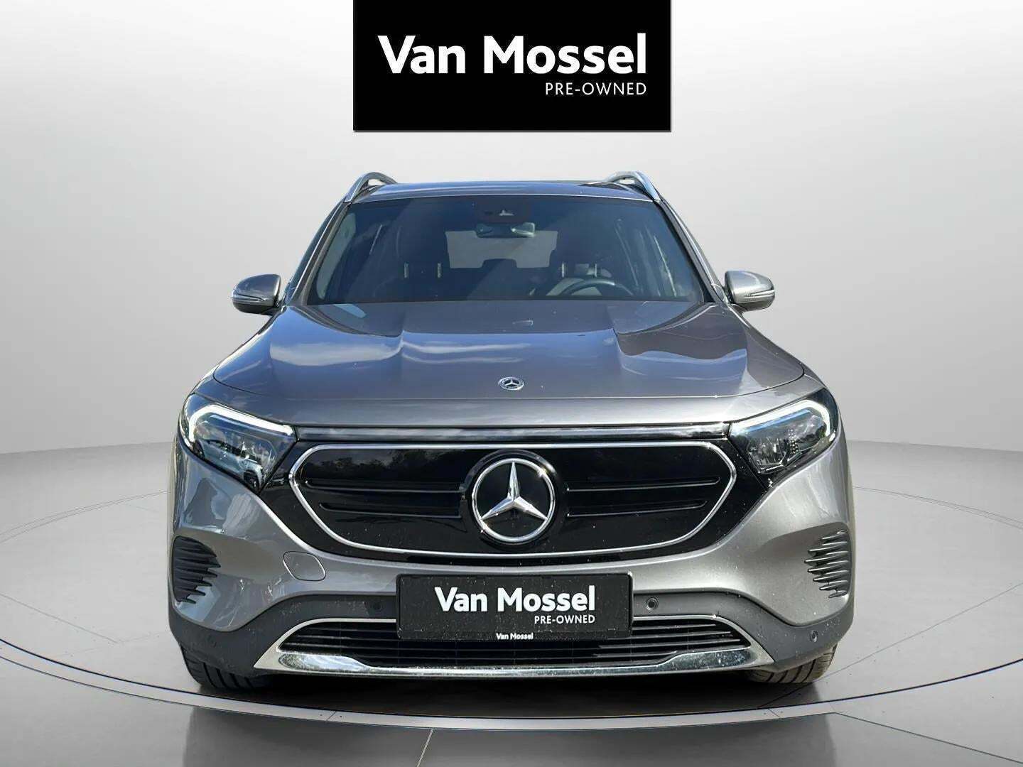 Grå Mercedes EQB250 fra 2023