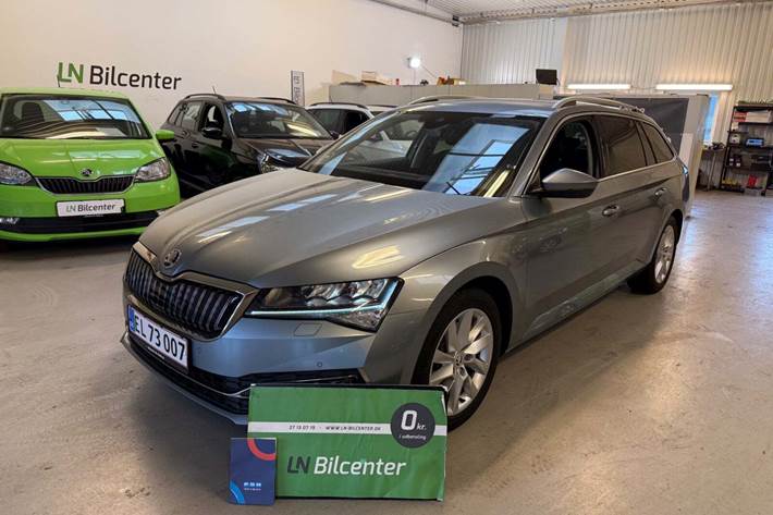 Grå Skoda Superb fra 2020 set udefra
