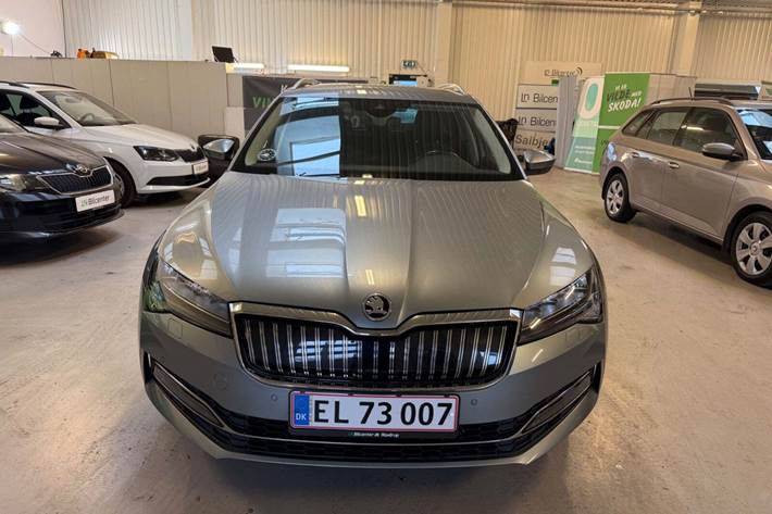 Grå Skoda Superb fra 2020