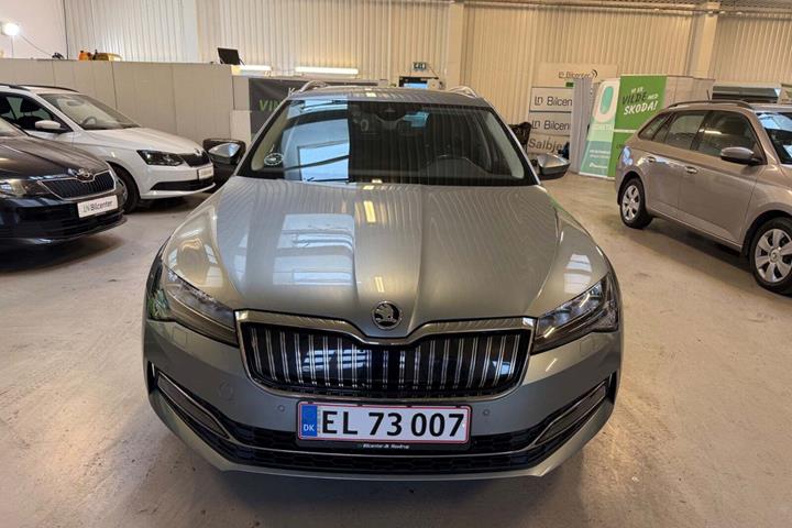 Grå Skoda Superb fra 2020