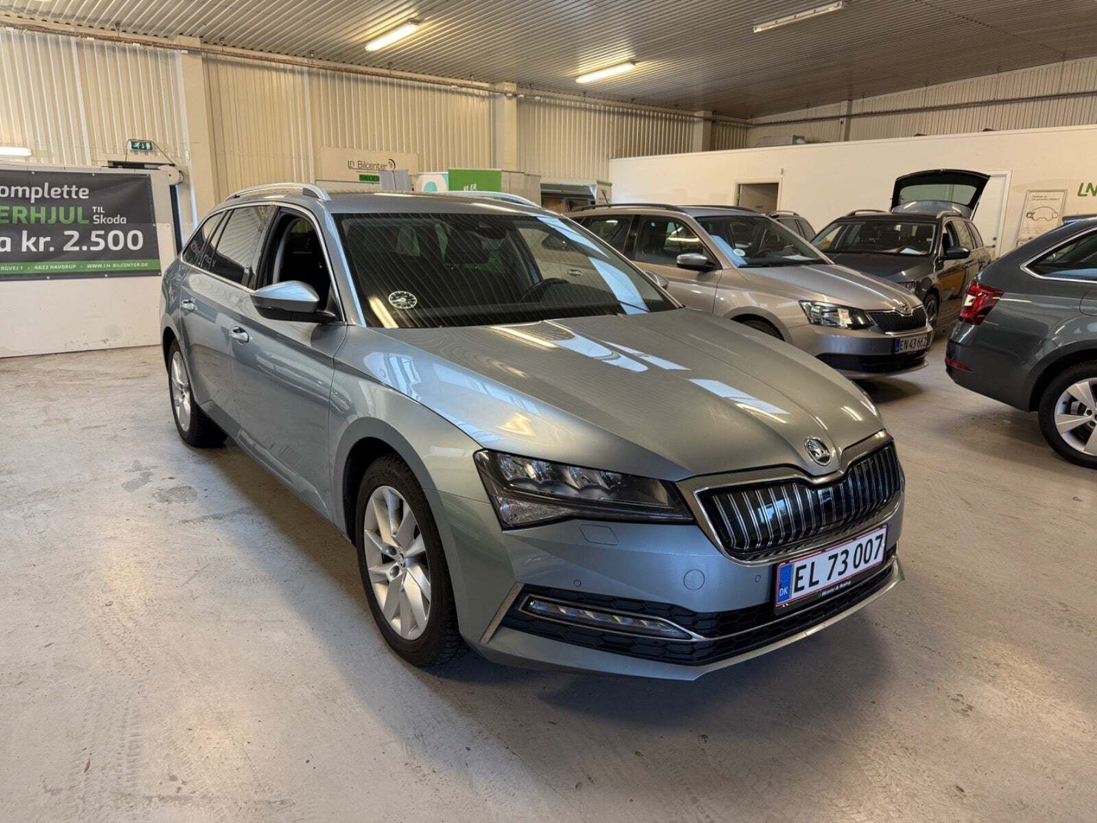 Grå Skoda Superb fra 2020