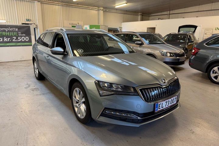 Grå Skoda Superb fra 2020