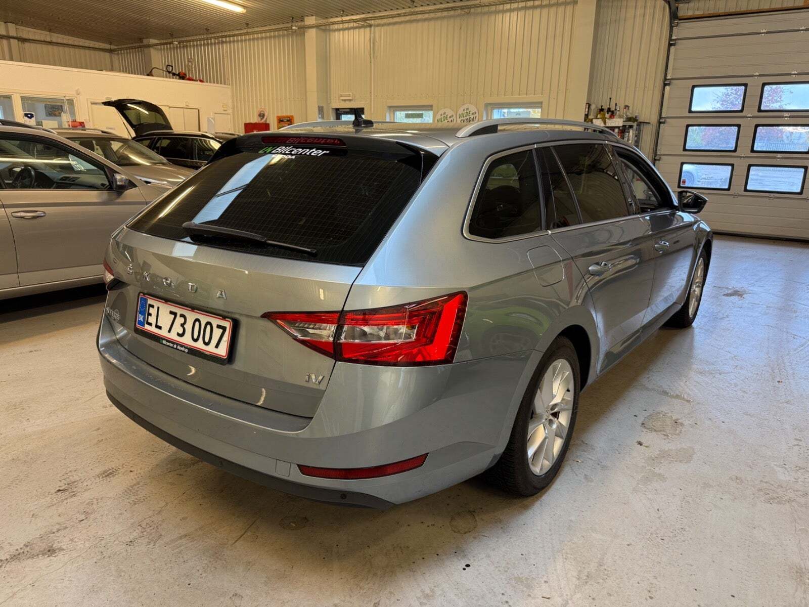 Grå Skoda Superb fra 2020