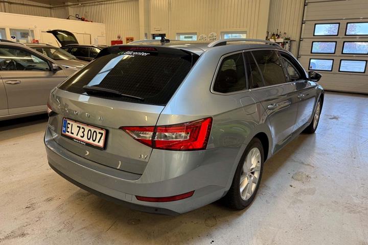 Grå Skoda Superb fra 2020