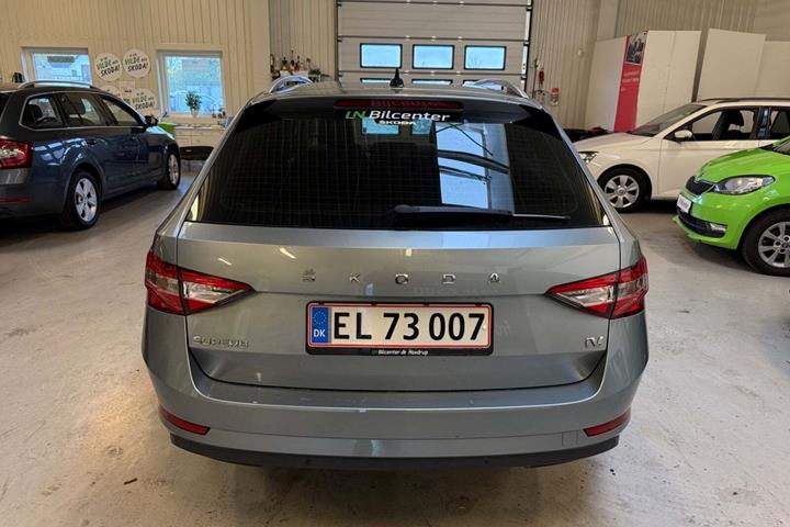 Grå Skoda Superb fra 2020