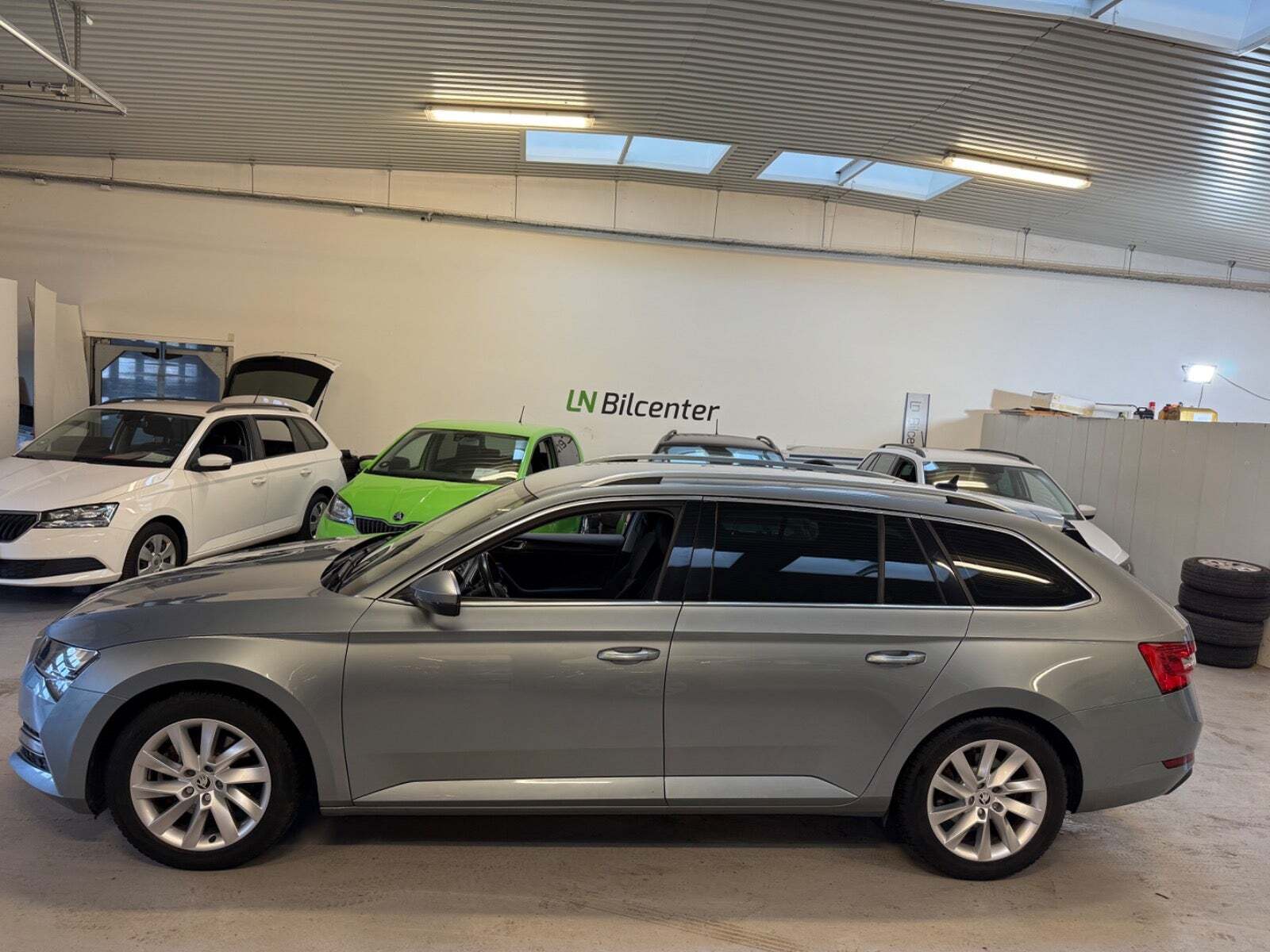 Grå Skoda Superb fra 2020