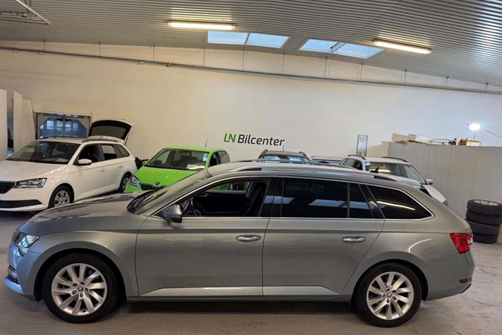 Grå Skoda Superb fra 2020