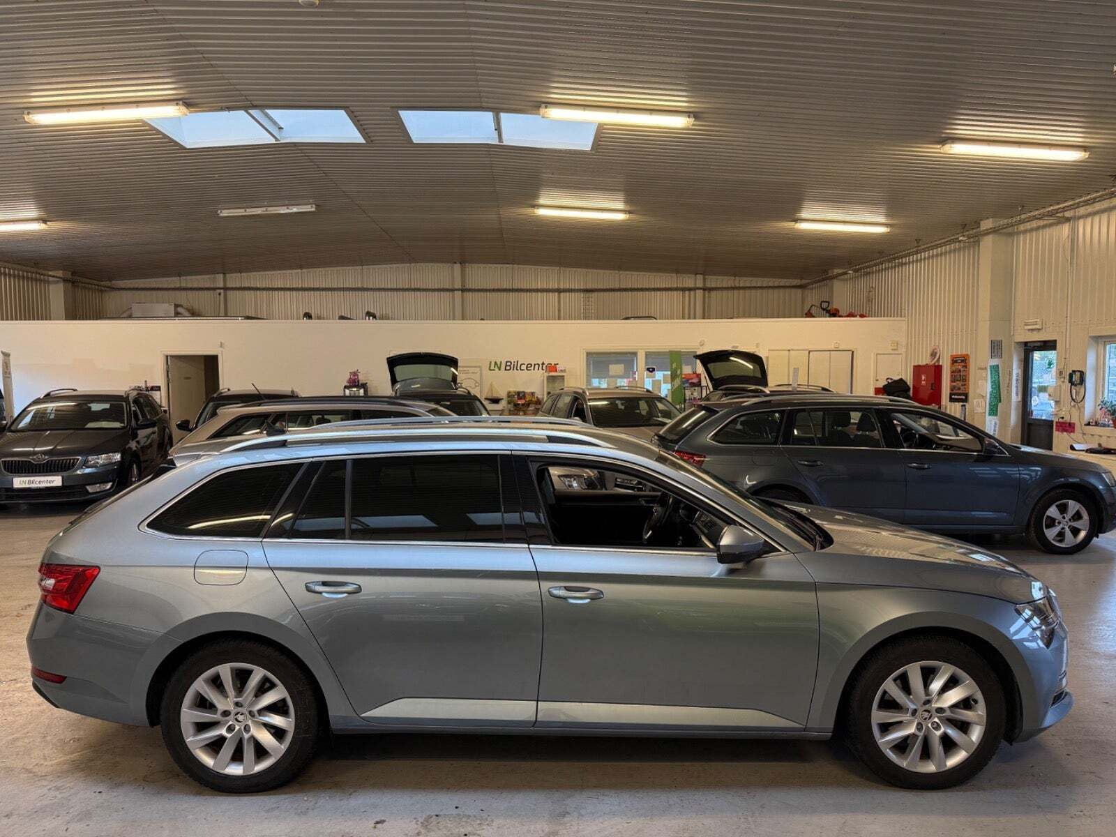 Grå Skoda Superb fra 2020