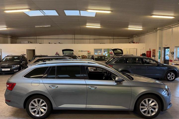 Grå Skoda Superb fra 2020