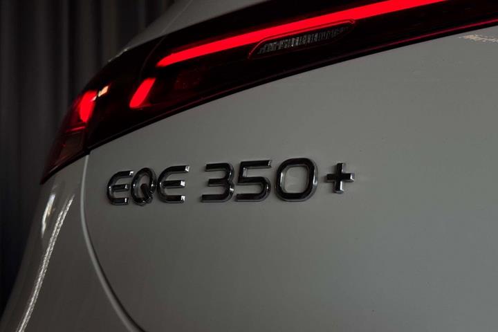 Hvid Mercedes EQE350+ fra 2022