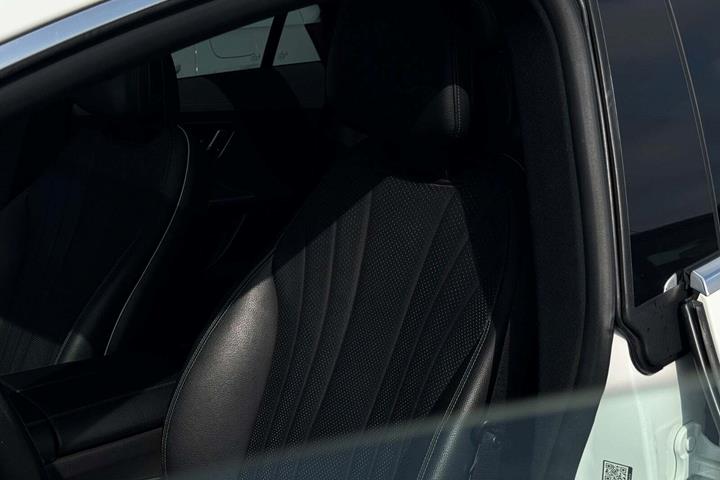 Hvid Mercedes EQE350+ fra 2022