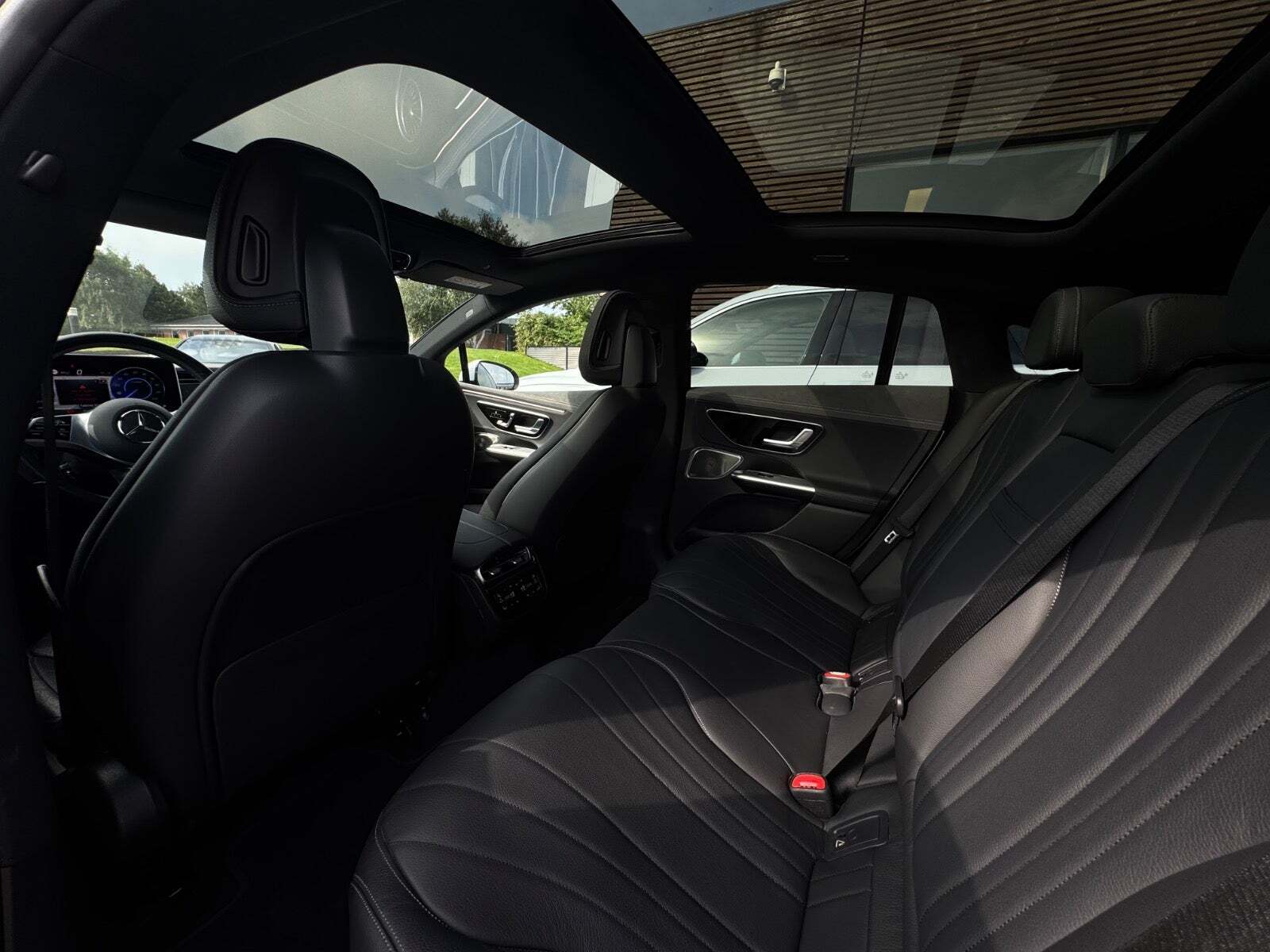 Hvid Mercedes EQE350+ fra 2022