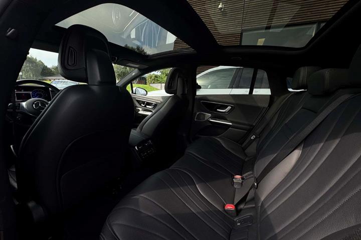 Hvid Mercedes EQE350+ fra 2022
