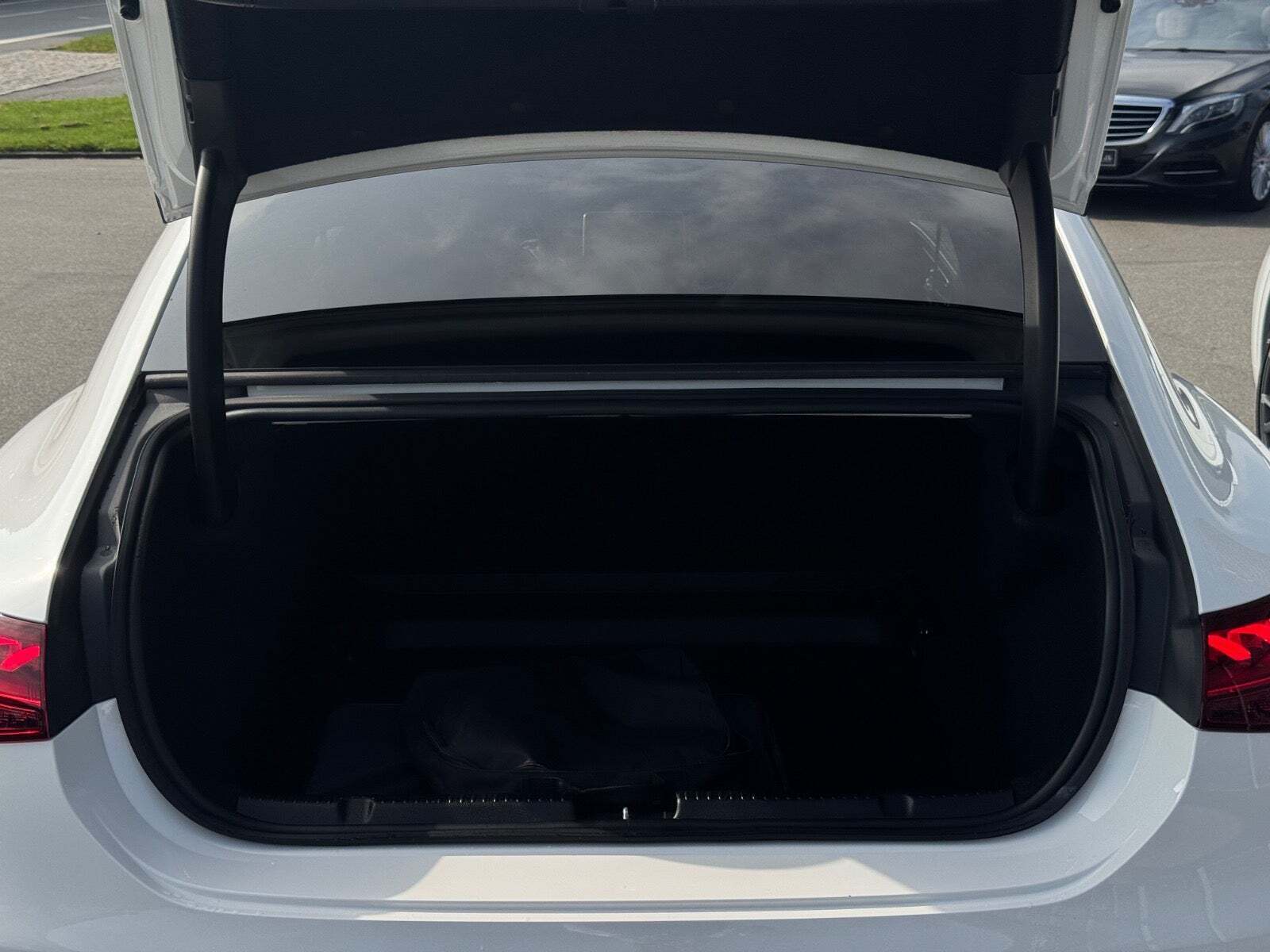 Hvid Mercedes EQE350+ fra 2022