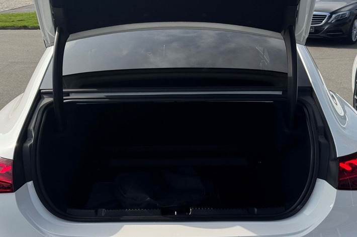 Hvid Mercedes EQE350+ fra 2022