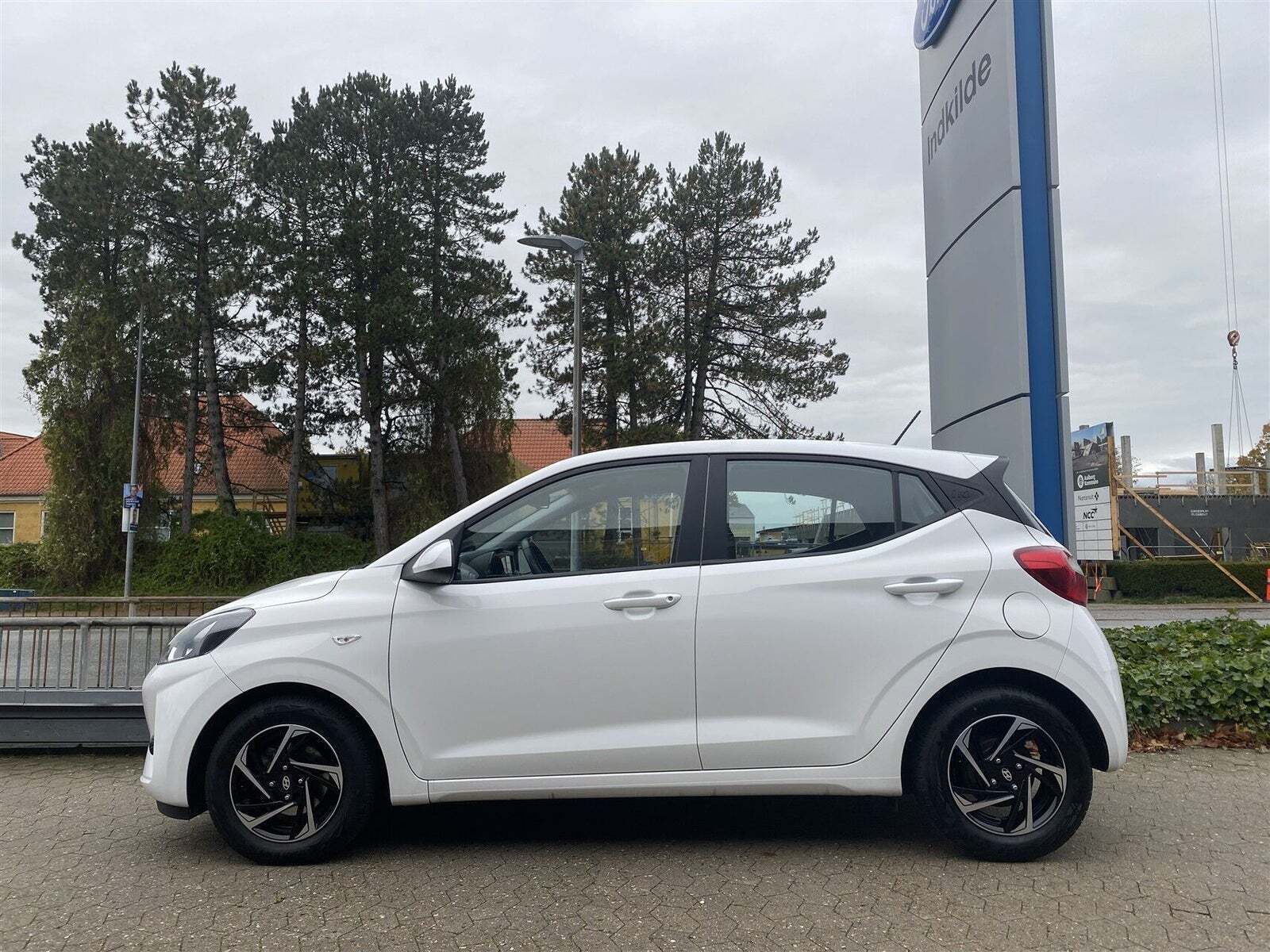 Hvid Hyundai i10 fra 2022