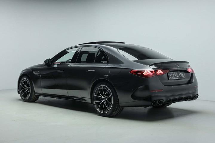 Grå Mercedes E53 fra 2025