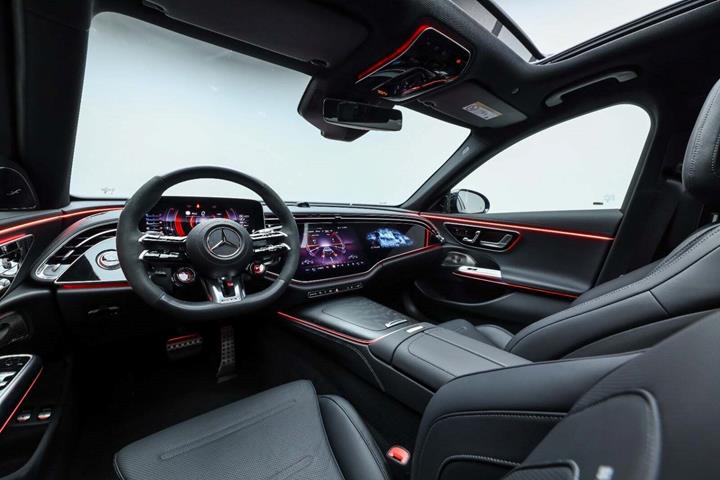 Grå Mercedes E53 fra 2025 set indefra