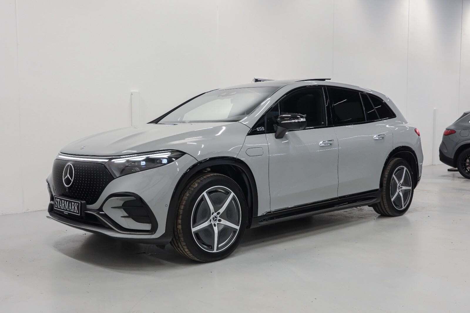 Grå Mercedes EQS450 SUV fra 2024