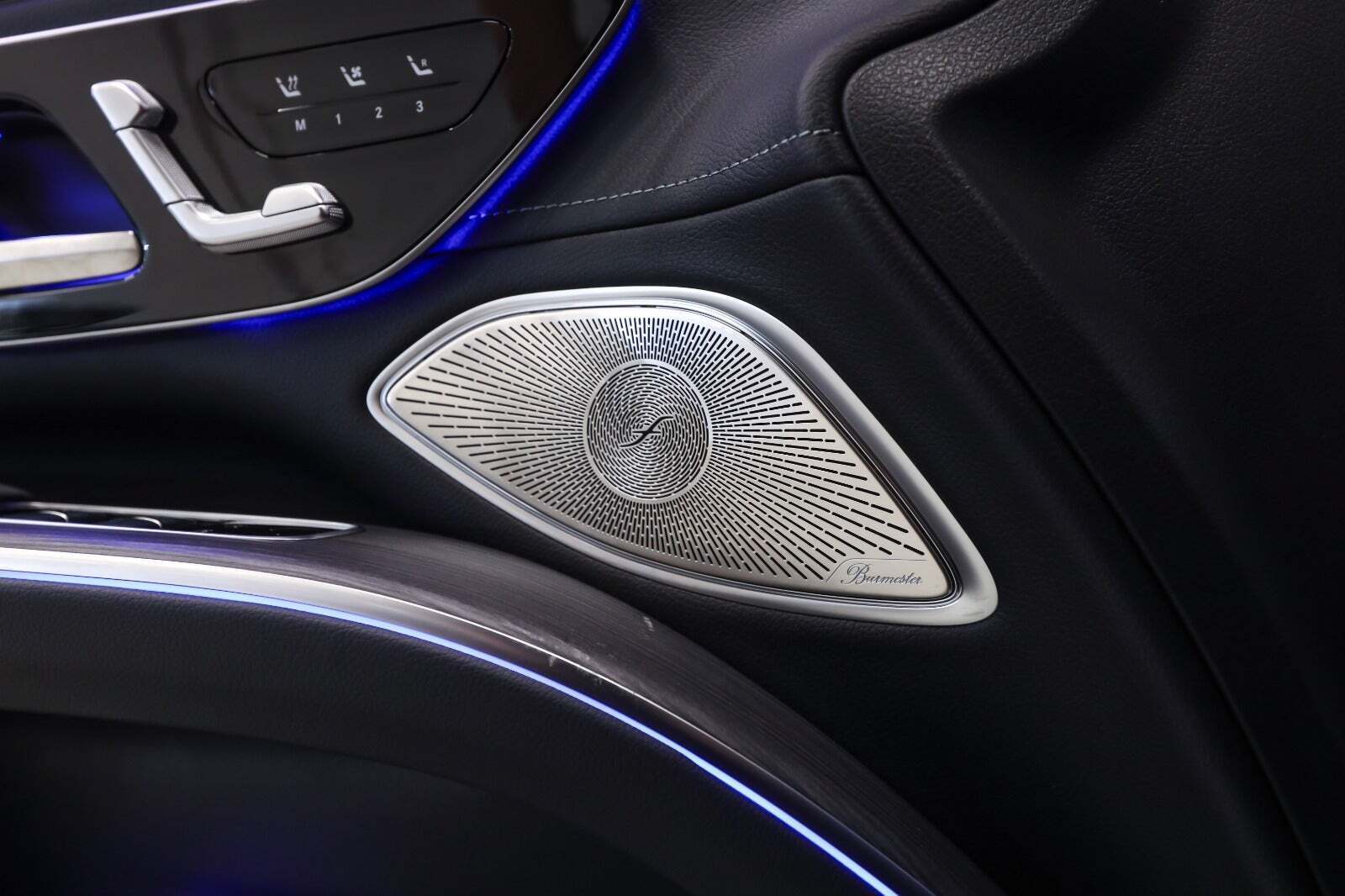 Grå Mercedes EQS450 SUV fra 2024