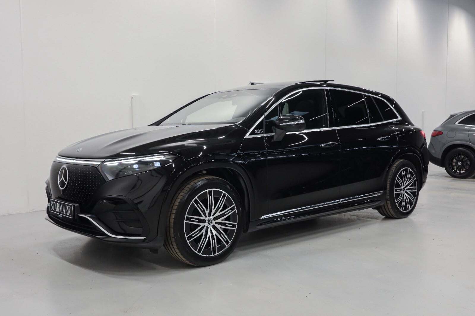 Sort Mercedes EQS450 SUV fra 2024