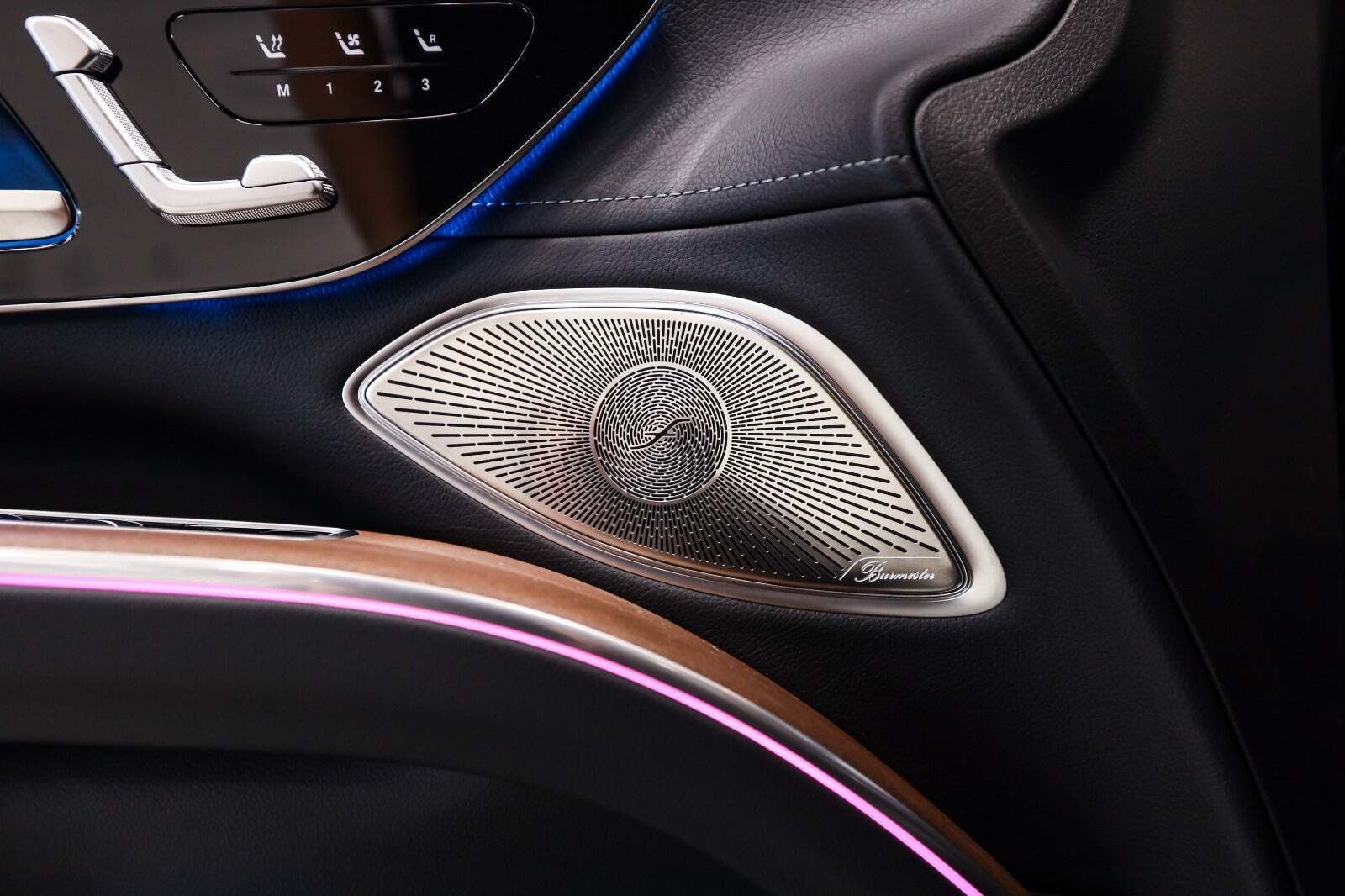 Sort Mercedes EQS450 SUV fra 2024