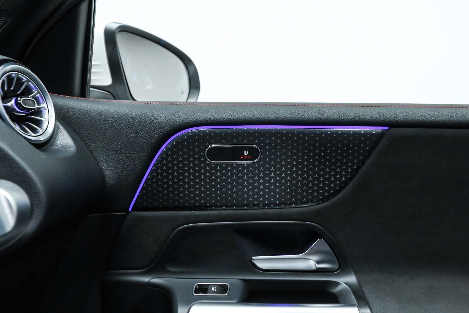 Hvid Mercedes EQB350 fra 2025