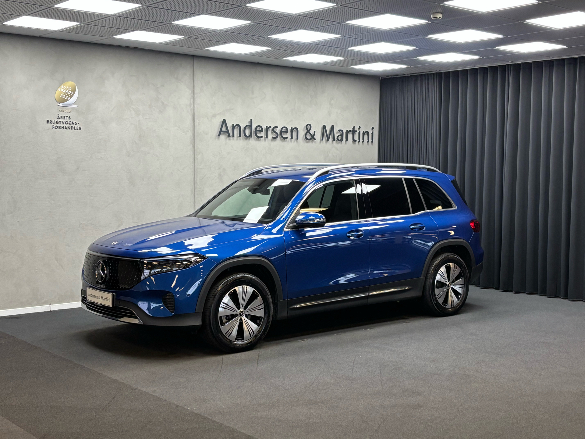 Blå Mercedes EQB 300 fra 2024