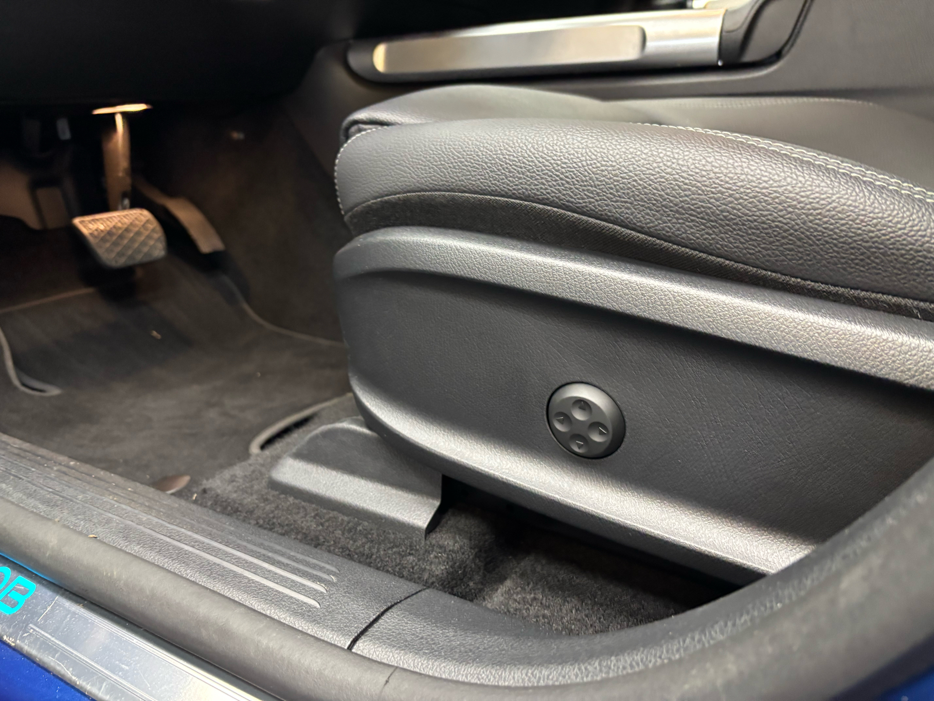 Blå Mercedes EQB 300 fra 2024