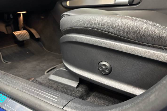 Blå Mercedes EQB 300 fra 2024