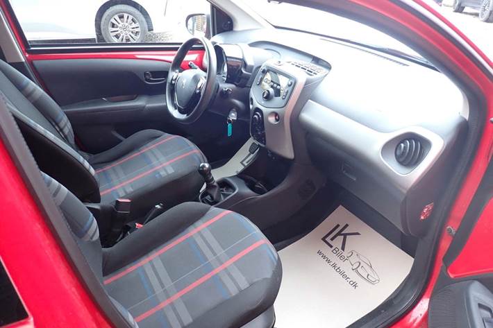 Rød Peugeot 108 fra 2015