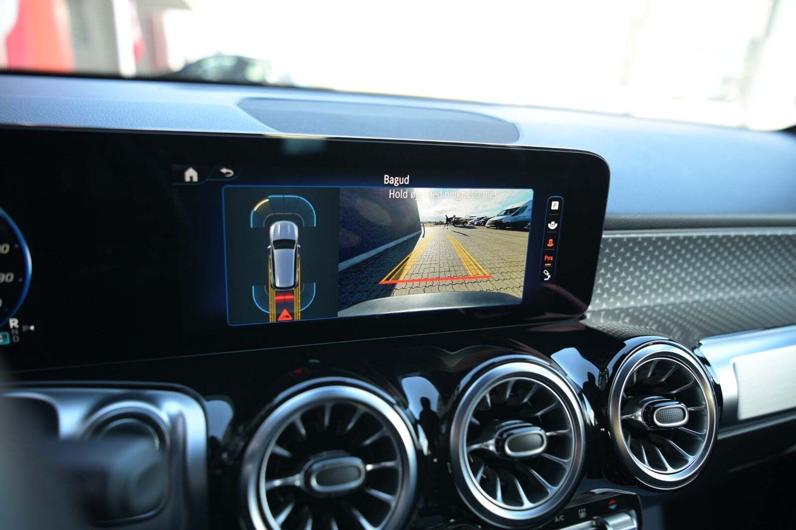 Grå Mercedes EQB300 fra 2024