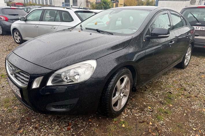 Sort Volvo S60 fra 2013 set udefra
