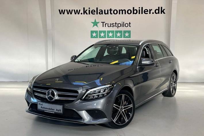 Grå Mercedes C300 e fra 2020 set udefra