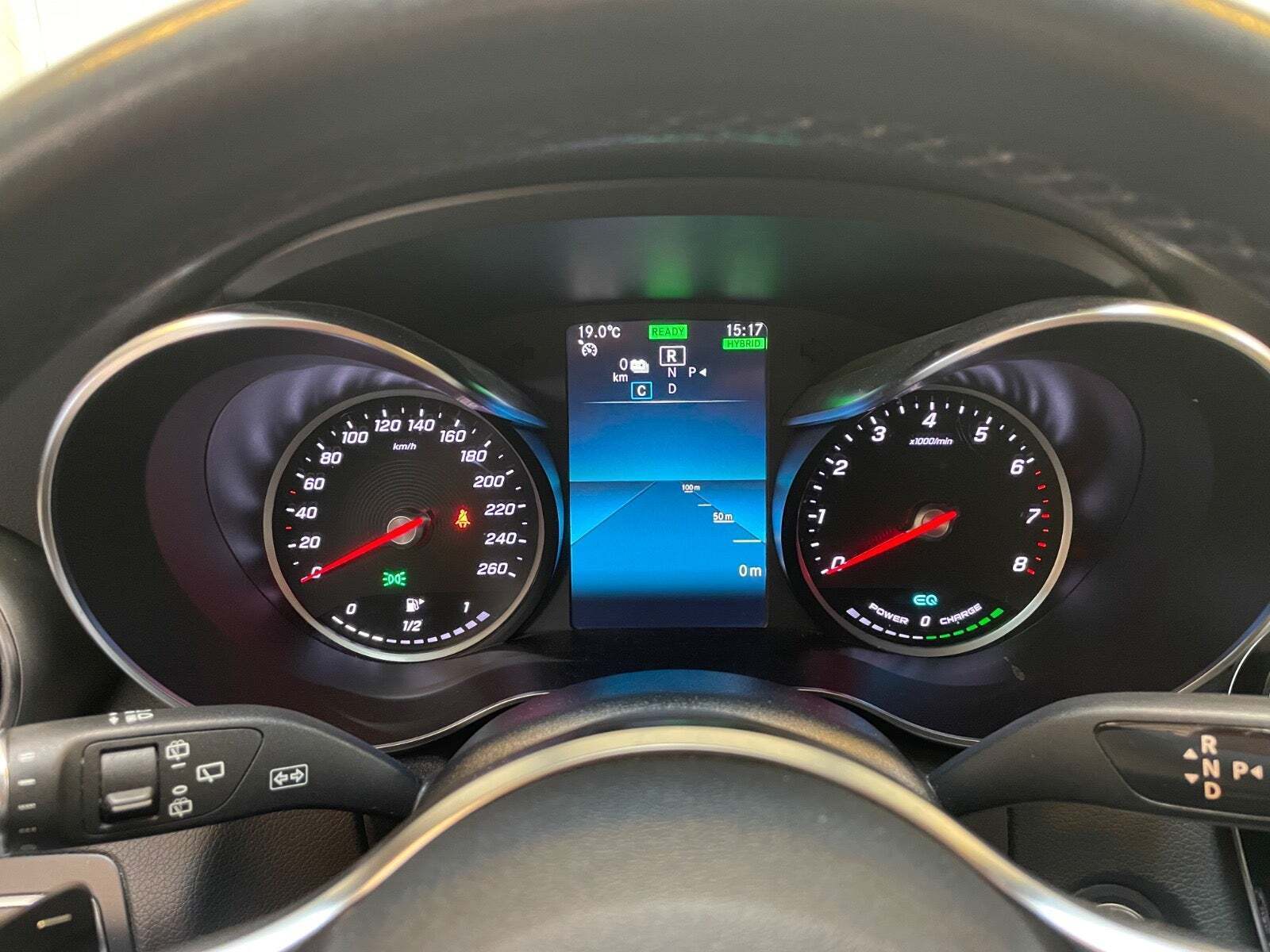 Grå Mercedes C300 e fra 2020