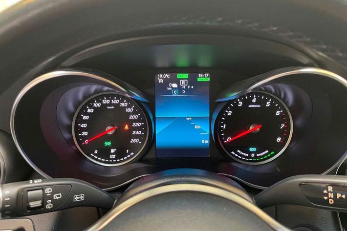 Grå Mercedes C300 e fra 2020