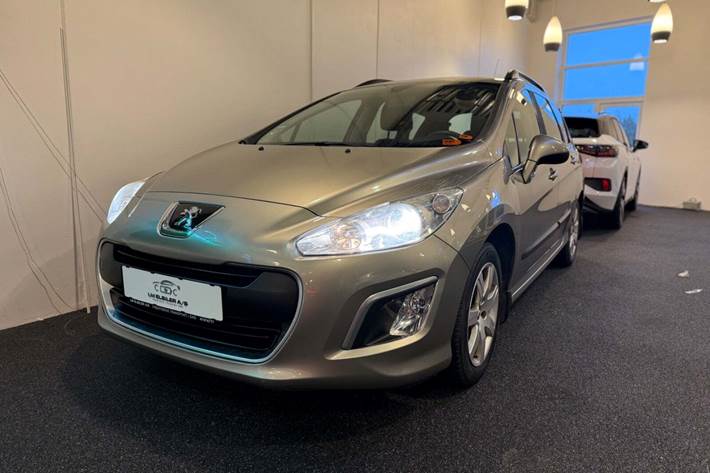 Beige Peugeot 308 fra 2011 set udefra