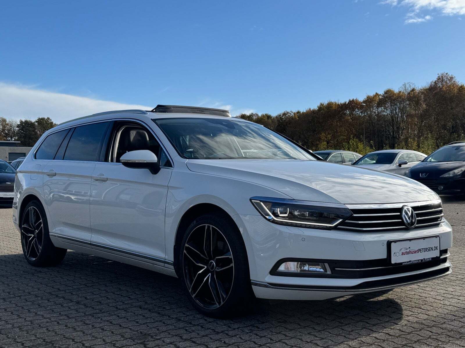 Hvid VW Passat fra 2017 set udefra