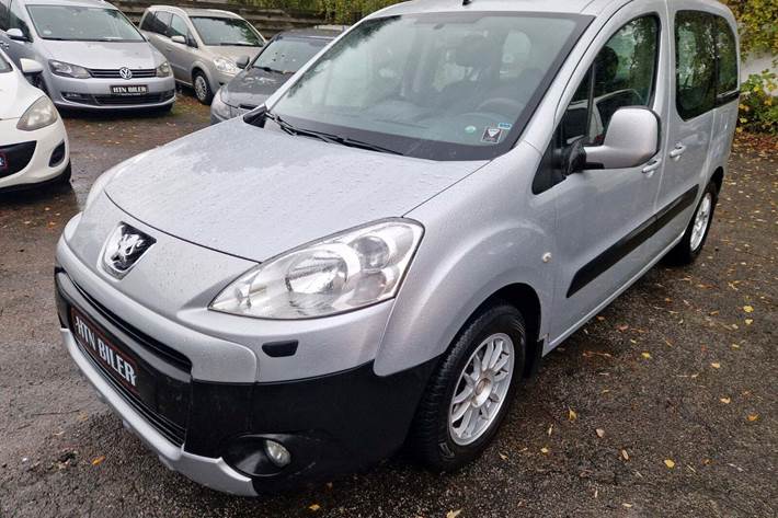 Sølv Peugeot Partner Tepee fra 2011 set udefra