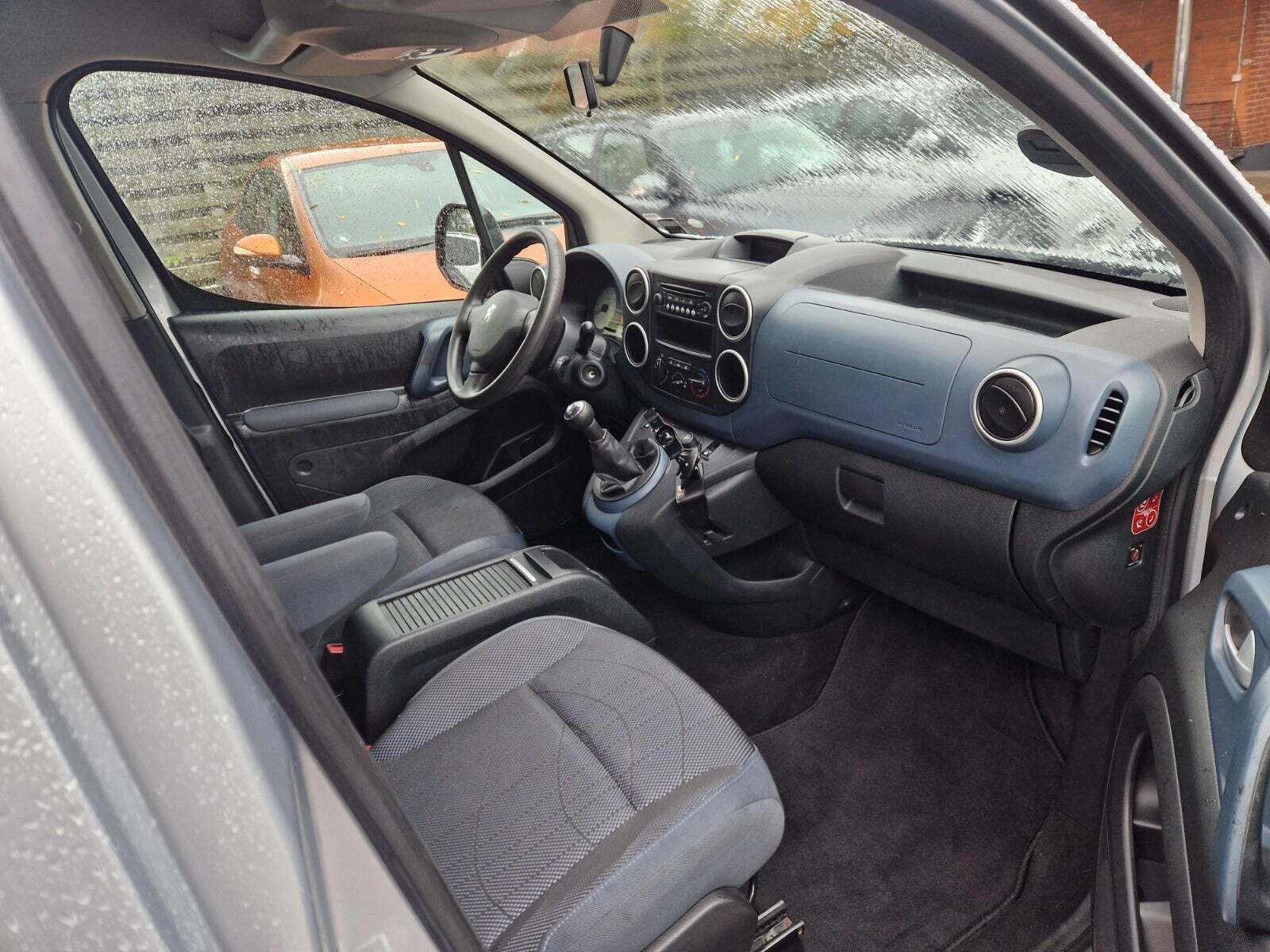 Sølv Peugeot Partner Tepee fra 2011 set indefra