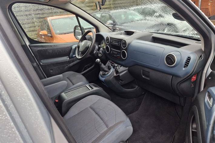 Sølv Peugeot Partner Tepee fra 2011 set indefra