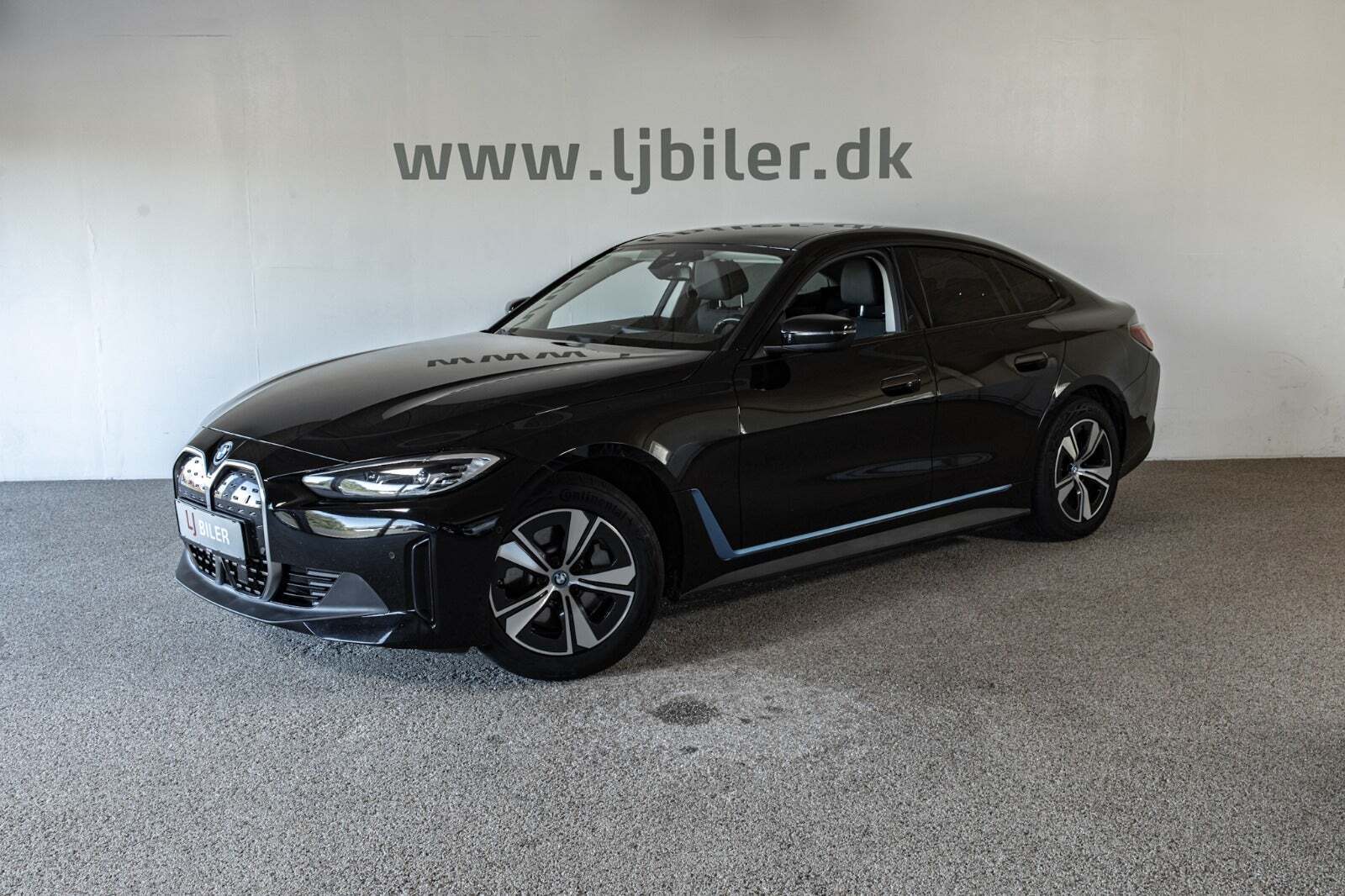 Sort BMW i4 fra 2023 set udefra